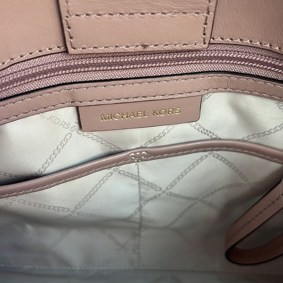 𝐌𝐈𝐂𝐇𝐀𝐄𝐋 𝐊𝐎𝐑𝐒 𝐋𝐀𝐑𝐆𝐄 𝐆𝐑𝐀𝐌𝐄𝐑𝐂𝐘 𝐓𝐎𝐓𝐄 & 𝐖𝐑𝐈𝐒𝐓𝐋𝐄𝐓 - Picture 9 of 10